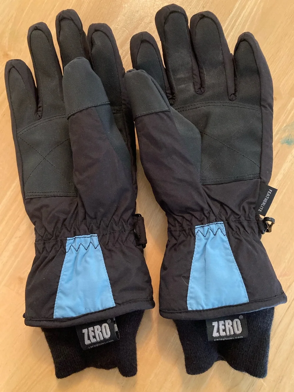 Zero Women's Black and Light Blue Insulated Winter Gloves